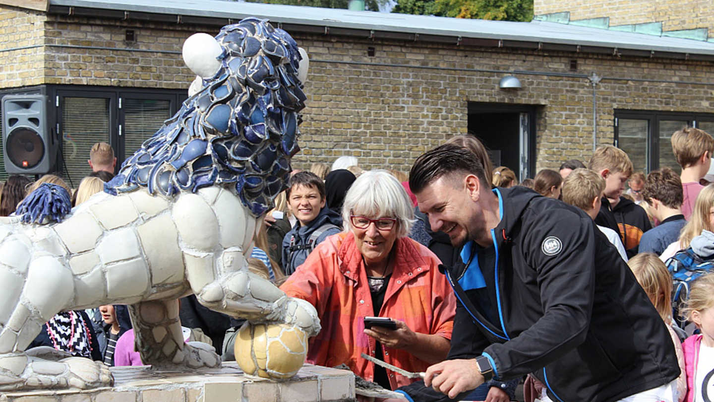 Skulptur af Keramik Løve. Keramik løven er Bakkegårdsskolens Vartegn.